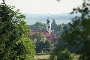 Blick vom Fenster der Pension zur Kirche